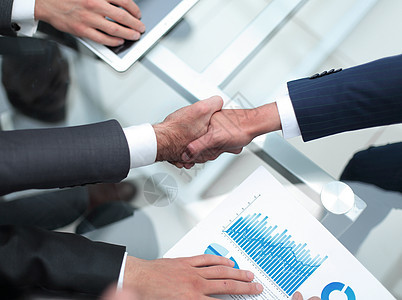 投资者和商务人士握手 并握手伙伴办公室男性讨论顾问工作贷款经理代理人协议图片
