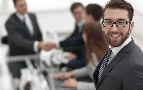 在办公室背景上笑着微笑的商务人士人士项目职员套装领导经理合伙商业商务团队图片