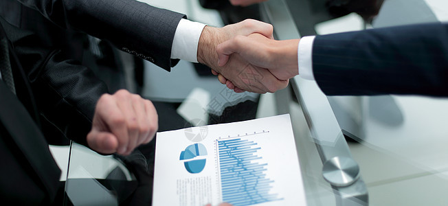 投资者和商务人士握手 并握手协议代理人公司成功商业销售文书投资人人人士图片
