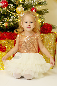 圣诞树上的那个女孩幸福礼物家庭假期快乐装饰花环童年枞树风格图片