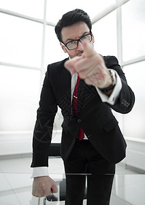 商务人员严格的商务人士在站在你办公室时用手指指着你的手指职业责备管理人员男人正装工作商务老板男性经理背景