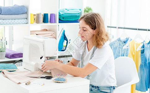 服装匠亲手缝纫新设计女士接缝桌子女孩剪裁测量磁带裁缝职业纺织品图片