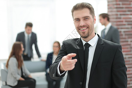 商务人员一名商务人士的肖像 在办公室受到欢迎手势男人欢呼团队职员伙伴微笑人士合伙商务背景