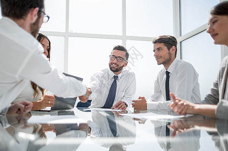 下视图 handshake 业务伙伴在服务台团队企业家金融男人合同成人经理律师会议职场图片