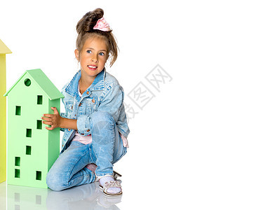 小女孩在玩木屋的游戏幼儿园玩具乐趣木头塑像家具家庭教育建筑童年图片