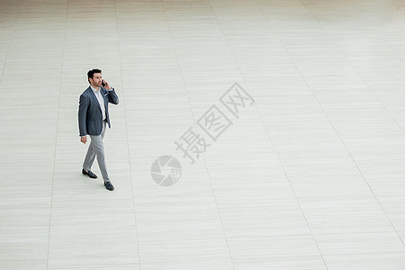 拥有智能手机的商务人士正在向前走动企业家管理人员互联网电话男人伙伴横幅商业上网拨号图片