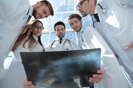 医生同事看病人的X光片助手职业讨论射线医院实验室专家药品团体医师图片