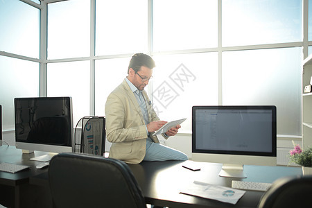 商务商 办公室服务台有数码平板电脑同事律师男人职业男性窗户工具管理人员商业成人图片