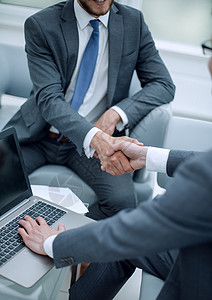 商务人士与商业伙伴握手 同生意伙伴握手男人商务会议照片手势工作套装合作办公室团结图片