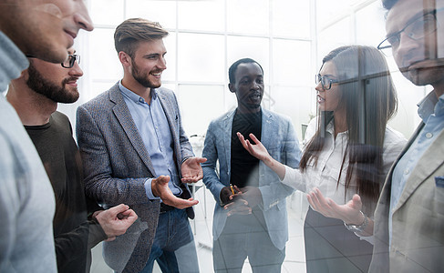雇员争论和讨论共同的问题 a 员工伙伴男性职员人士男人女性职场合作会议手势图片