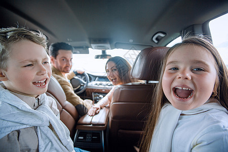 儿童坐在汽车后座的车后座上窗户闲暇男生儿子父亲幸福爸爸微笑童年座位图片