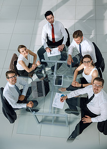 商业界人士在会议桌旁工作的情况职业商务男人天线房间经理多样性风暴项目团队图片