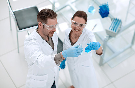 一些实验室技术人员展示了他们的研究成果生物生物学保健团队测试技术员女性男性职业科学图片