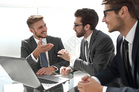 讨论新信息的雇员和员工技术笔记本合作多样性会议男人商务电脑营销战略图片