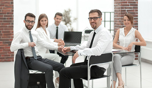老板和企业团队坐在他们的办公桌旁商务合作经理战略营销窗户讨论人士职业男人图片