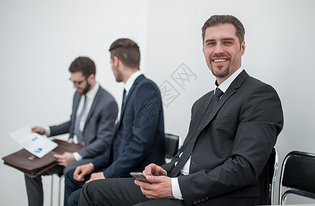 坐办公室接待处 安心的商务人士申请人工作雇员管理人员职员椅子手机职业同事咨询图片