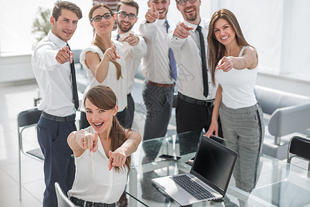 办公室工作场所的快乐愉快的商业团队图片