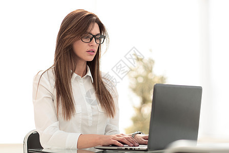 执行女商务人士在笔记本电脑上打字成人工人经理蓝图技术秘书商务眼镜女性微笑图片