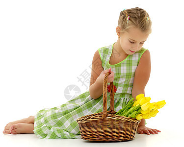 带一篮花的可爱小女孩婴儿公园幸福晴天孩子乐趣草地假期喜悦微笑图片