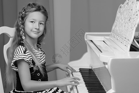 小姑娘弹钢琴 拍黑白相片作曲家裙子歌剧键盘唱歌钢琴家爱好玩家音乐会音乐家图片