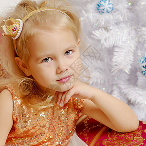 圣诞树上的那个女孩装潢家庭花环枞树庆典针叶礼物假期装饰装饰品图片