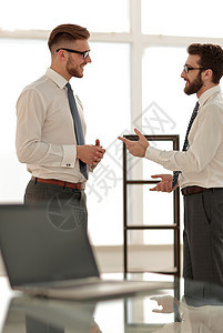 两名在办公室谈话的商务人士站着说话成功职员团队职场讨论衬衫笔记本成人伙伴合伙图片