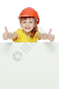 身穿建筑头盔的女孩 从广告牌后面偷窥出来幸福海报冒充卷曲商业快乐公主女性横幅微笑图片