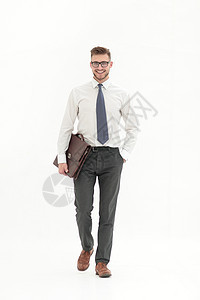 穿白衬衫的商务人士向前跨步运动公文包工作领带商务企业家手提箱男人领导职业图片