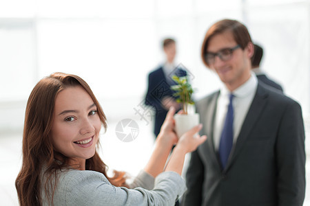 商业妇女手中的幼苗问题栽培利润生长植物投资活力男人环境生态商务图片