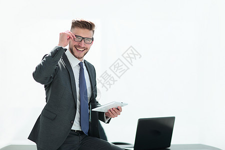 使用数字平板电脑的负责任的商务人士老板助手药片笔记本眼镜经理男性男人桌子领带图片