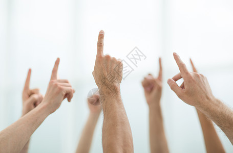 商业团队举起手来女士男性管理人员团体手势职业手指工作套装同事朋友们高清图片素材