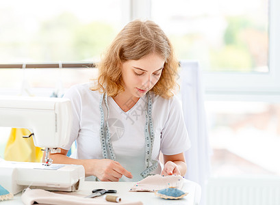 服装匠亲手缝纫新设计职业针女裁缝材料织物纺织品机器接缝下水道作坊图片