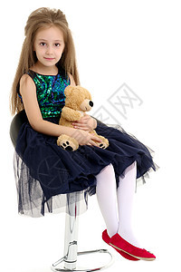 带着泰迪熊的小女孩幸福婴儿女孩乐趣拥抱快乐青年女士童年微笑图片