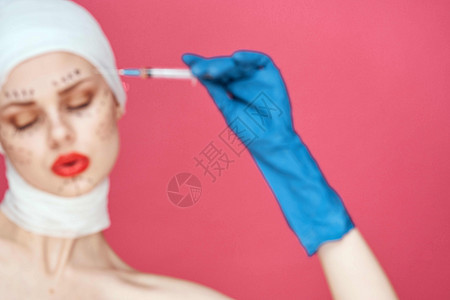 红嘴唇整容手术 脱肩 粉红色背景 赤色背景医院程序皱纹女性美容师成人治疗塑料女士化妆品图片