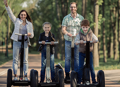 快乐的家庭在一起玩得开心平衡长廊母亲车轮公园儿子技术喜悦父亲生态图片