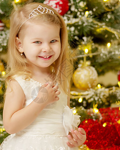 圣诞树上的那个女孩庆典家庭女孩针叶树针叶礼物花环风格枞树假期图片