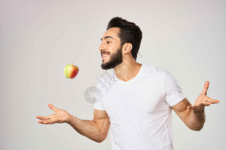 白T恤苹果中长着胡子的男子 手持健康食品成人饮食绿色快乐爆炸水果食物男性白色黑发图片
