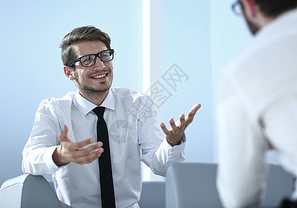 商务人士向他的同事解释某事职场会议伙伴商业工作合作商务男人套装工人图片