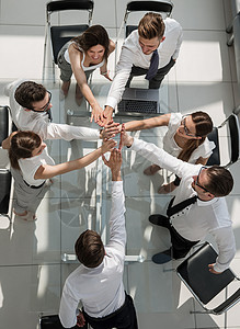 公司雇员显示其团结程度的顶端视图合作建设社区同事伙伴电脑合伙玻璃笔记本领导图片