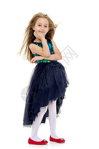 穿着裙子的小女孩在风中成长运动快乐闲暇女孩婴儿头发喜悦草地女性童年图片