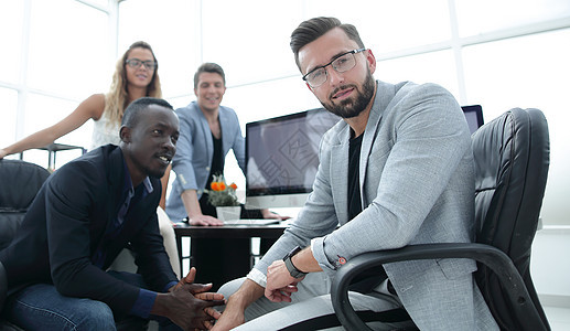 坐在台式计算机旁边的管理人员和经理人业务团队合作桌面人士员工精神技术企业家咨询男人男性图片