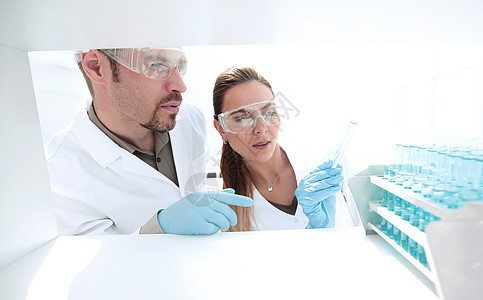 2名研究人员进行实验室研究 4研究员化学科学家生物学技术员眼镜教育女士蓝图科学图片