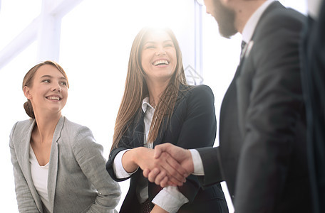 商业界人士的手握团队微笑会议经理套装成人女性伙伴工作商务图片