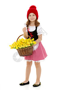 带一篮花的可爱小女孩婴儿微笑喜悦裙子花朵晴天花束草地场地公园图片