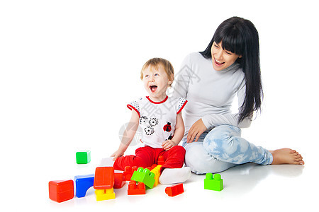 母亲和婴儿玩玩玩具的构件游戏女士童年孩子们家庭操场乐趣父母建筑闲暇妈妈图片