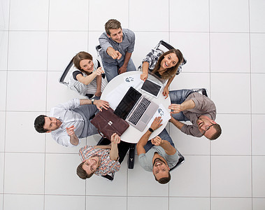 上方视图 一个成功的商业团队指向您合作桌子会议合伙专家技术人士男人手势项目图片