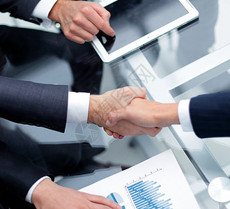 投资者和商务人士握手 并握手伙伴合作合同商务办公室顾客战略文书公司投资图片