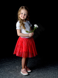 绿色裙子小仙子手里拿着花的小女孩花束孩子裙子金发女郎头发玫瑰微笑幸福童年公主背景