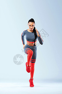 运动能力强的女子短跑运动员 穿着运动服跑步 健身和运动的动力 带有复制空间的赛跑者概念 动态运动力量活力海报运动装速度竞赛工作动图片