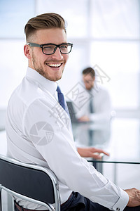 坐在办公桌旁的生意人企业家管理人员桌子电脑眼镜笔记本商务男人商业工人图片